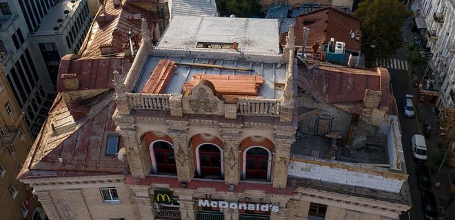 На крыше дома на Майдане демонтируют появившуюся надстройку - Фото