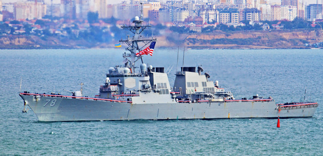Ракетный эсминец США вошел в Черное море - Фото