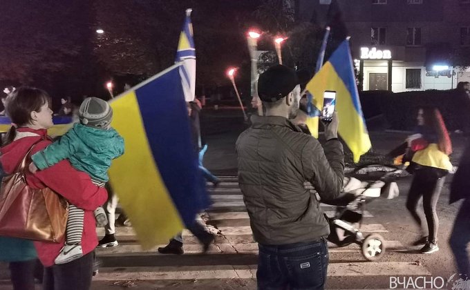 14 октября под Донецком: факелы и огромный флаг Украины - видео