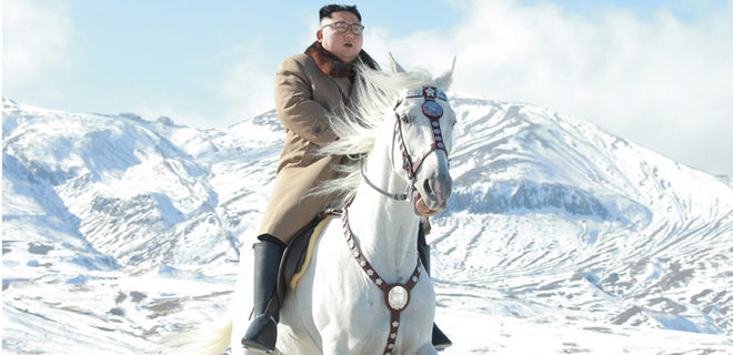 Ким Чен Ын верхом на белом коне покорил гору Пэктусан: фото  - Фото
