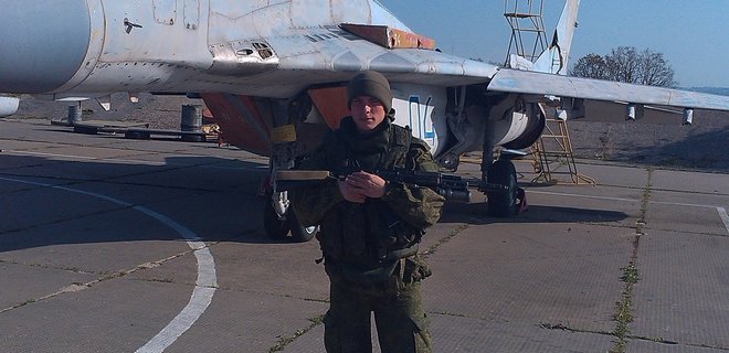 Волонтеры раскрыли оккупанта Крыма из ГРУ на фото у МиГ-29 - Фото