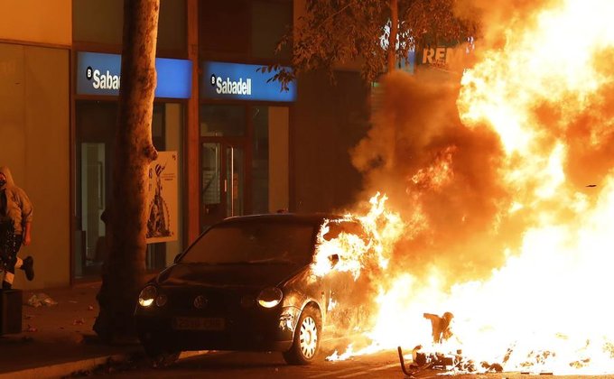 Протесты в Барселоне: обстрел вертолета и сожженные авто - видео