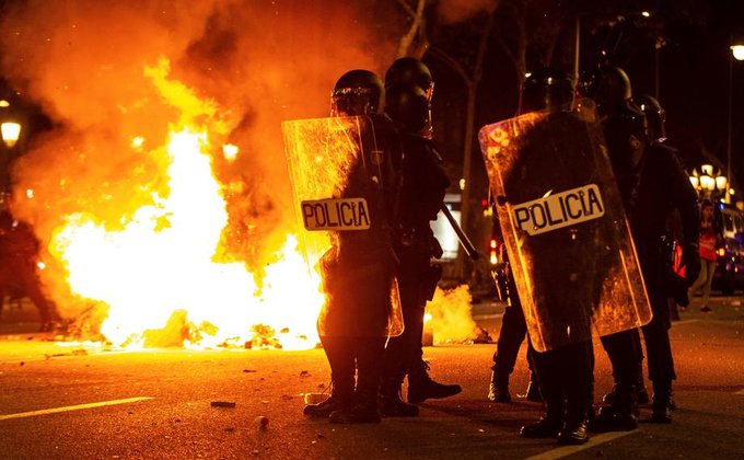 Протесты в Барселоне: обстрел вертолета и сожженные авто - видео