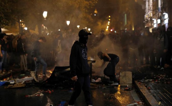 Вторая ночь насилия в Барселоне: видео и фото