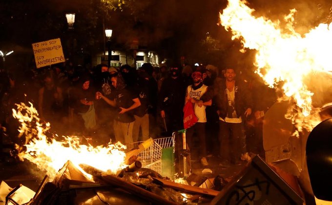 Вторая ночь насилия в Барселоне: видео и фото