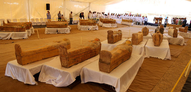 В Египте археологи обнаружили 30 саркофагов с мумиями: фото  - Фото