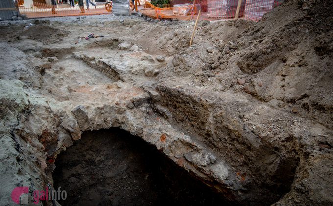 Монеты и кости. В центре Львова нашли древнее подземелье: фото