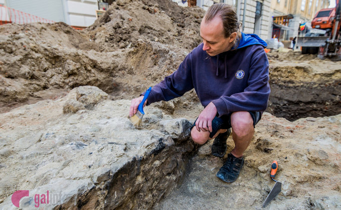 Монеты и кости. В центре Львова нашли древнее подземелье: фото