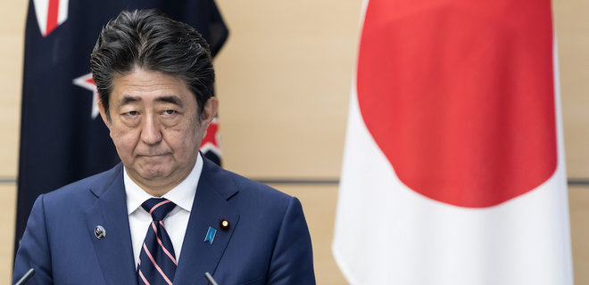 Экс-премьер Японии Синдзо Абэ тяжело ранен на выступлении: предполагаемый стрелок задержан - Фото