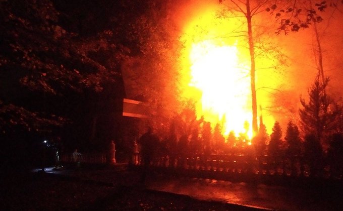 Трехметровое пламя: в центре Ровно горел ресторан - фото, видео