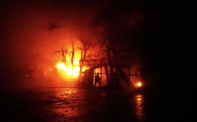 Трехметровое пламя: в центре Ровно горел ресторан - фото, видео