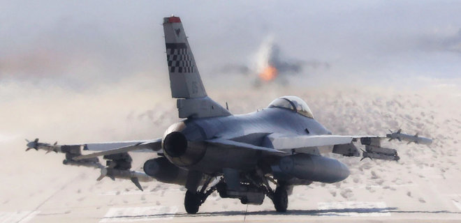 Американский самолет F-16 случайно сбросил бомбу на село в Японии - Фото