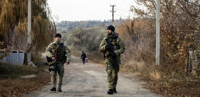 Чиновникам временно запретили ездить в боевые районы на Донбассе. Разумкова не пустили - Фото