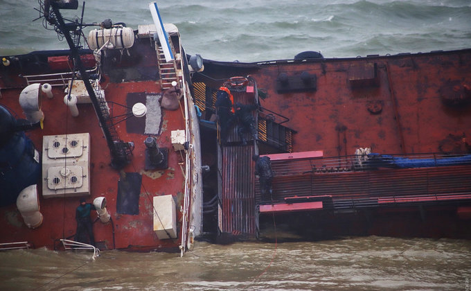 Крушение танкера в Одессе. Всех моряков спасли: фото
