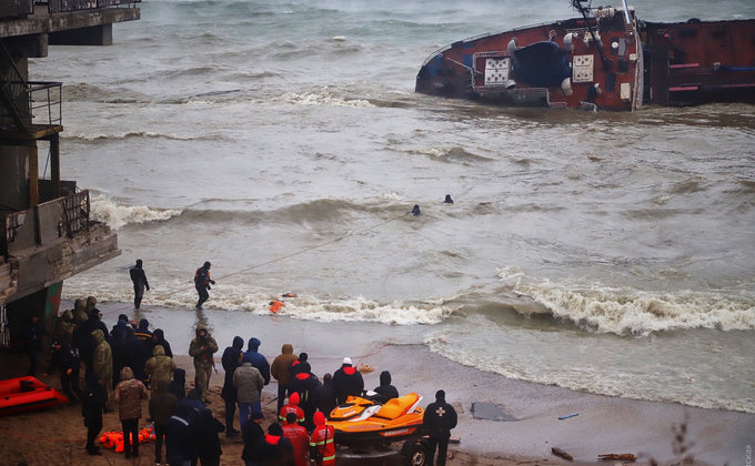 Крушение танкера в Одессе. Всех моряков спасли: фото