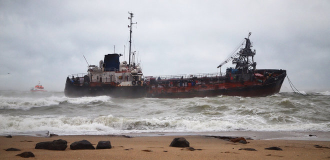 В заливе Одессы сел на мель танкер, идет спасательная операция - Фото