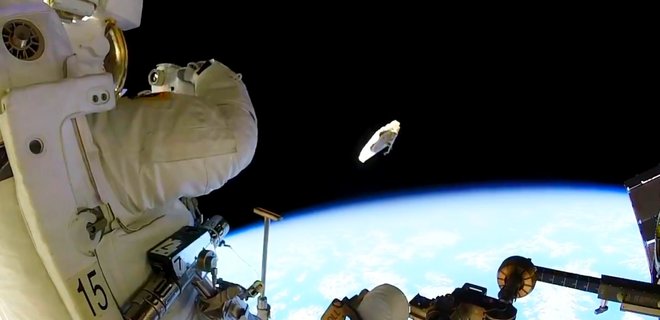 Астронавт на орбите выбросил в космос большой кусок мусора: видео - Фото