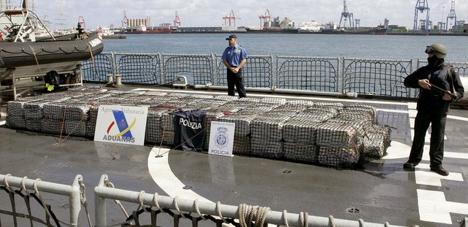 В Испании задержали подлодку с тремя тоннами кокаина - Фото