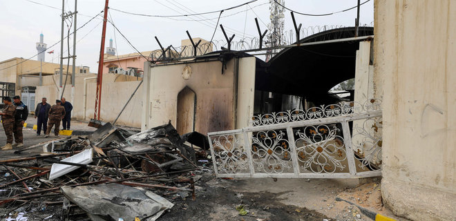 В Ираке сожгли консульство Ирана - Фото