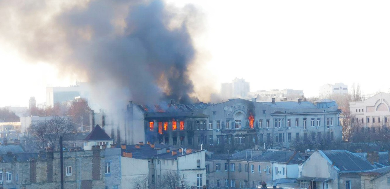 Пожар в одесском колледже, люди прыгали с этажей: хроника - Фото