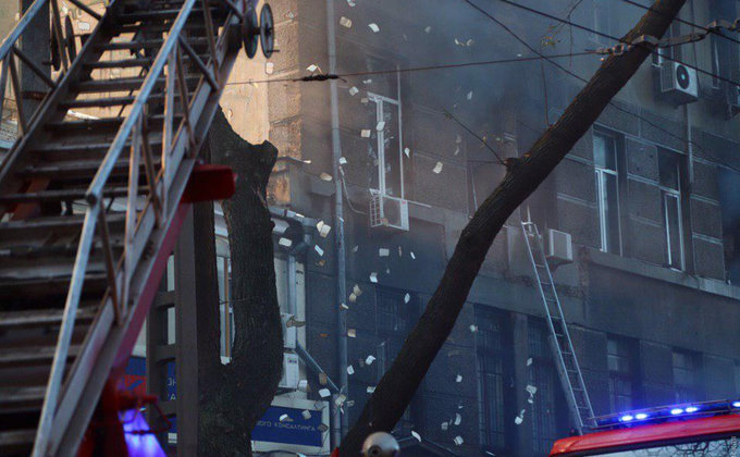 Сильный пожар в Одессе: огонь, спасатели, скорые - фоторепортаж