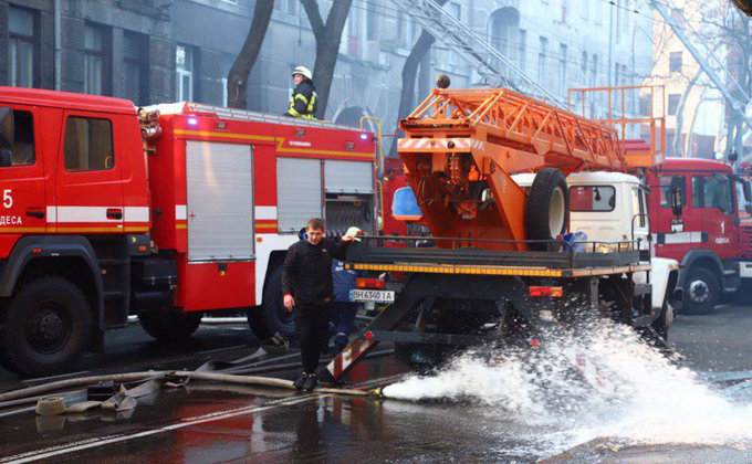 Сильный пожар в Одессе: огонь, спасатели, скорые - фоторепортаж