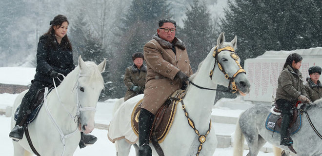 Ким Чен Ын снова проехался на белом коне, но уже не сам: фото - Фото