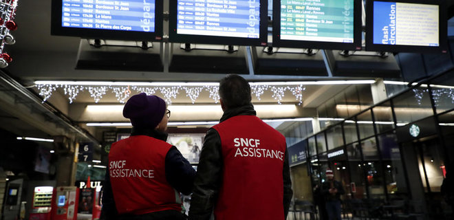 Франция бастует: не работают железные дороги и аэропорты - Фото