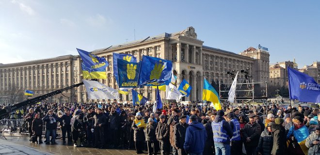 В Киеве на Майдане независимости люди собираются на вече - Фото