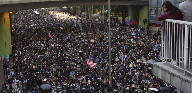 Под давлением Китая. Крупнейшая оппозиционная организация Гонконга заявила о самороспуске - Фото