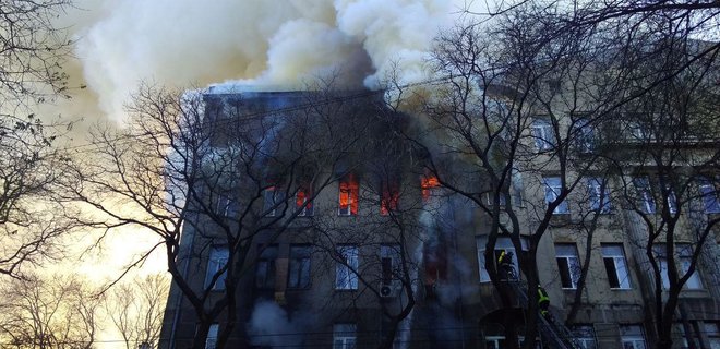 Пожар в Одессе. Коммунальщик спас несколько людей - фото - Фото