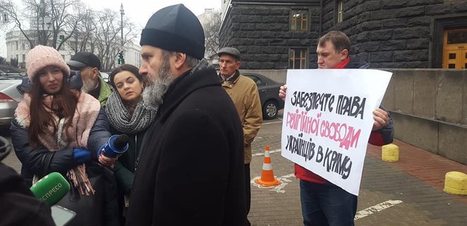 Архиепископ ПЦУ из Крыма начал голодовку у Кабмина - Фото