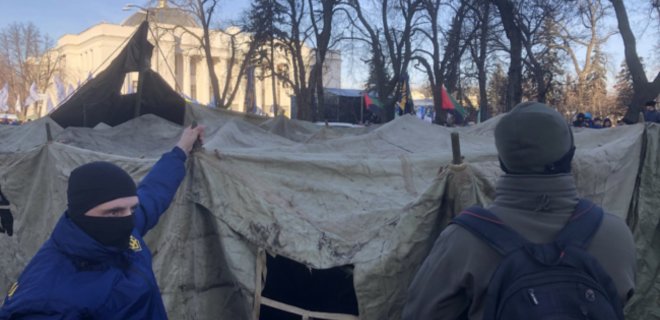 Столкновения у Рады. Полиция разобрала палатки - Фото