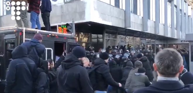 Столкновения у Верховной Рады. Пострадали журналисты – видео - Фото