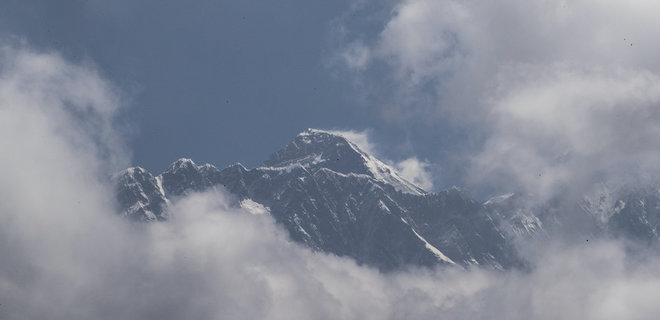 Ученые поняли, почему на вершине Эвереста в мороз тает лед - Фото