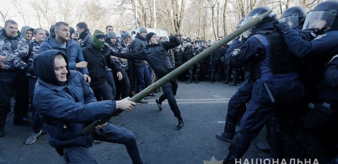 В центр Киева стянули полицию, кинологов, взрывотехников - Фото