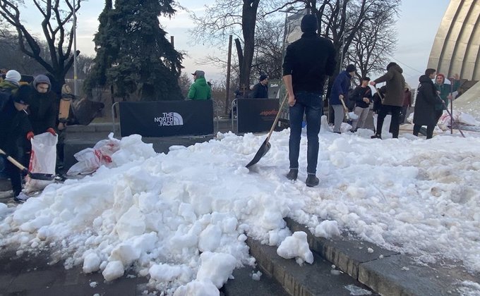 В Киев привезли более 130 тонн снега с Карпатских гор - фото