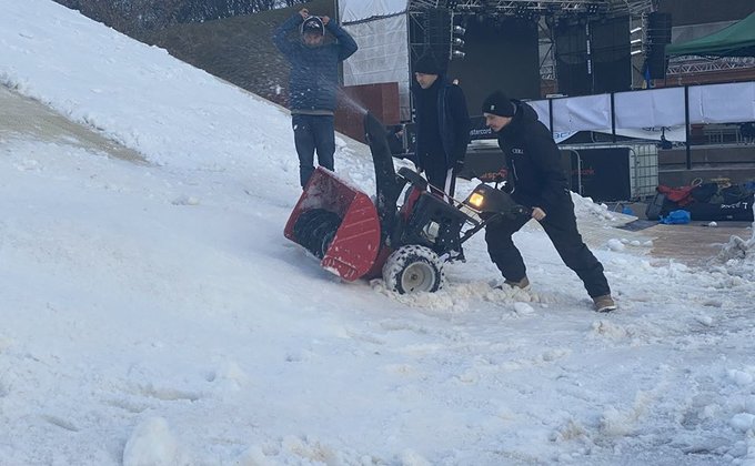 В Киев привезли более 130 тонн снега с Карпатских гор - фото