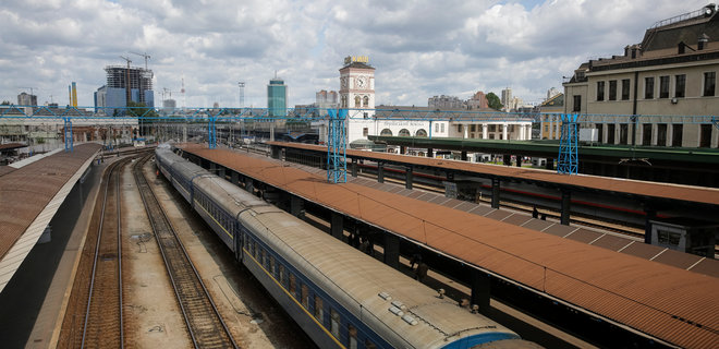 Украина приостанавливает курсирование поездов в Польшу - Фото