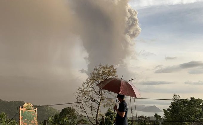 Пепел и молнии. Извержение вулкана на Филиппинах - фото и видео