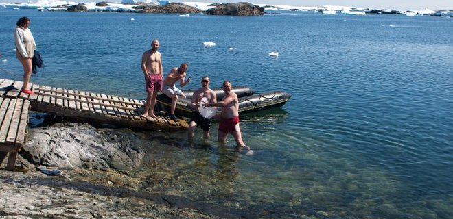 Крещение. Украинские полярники искупались в водах Антарктиды - Фото