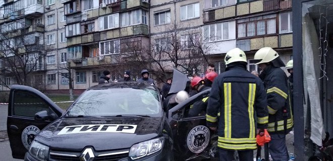 В Киеве автомобиль въехал в остановку транспорта: фото - Фото