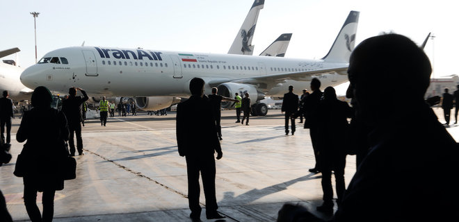 В Тегеране самолет совершил аварийную посадку сразу после взлета - Фото