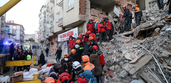 Мощное землетрясение в Турции. Число погибших возросло до 38 - Фото