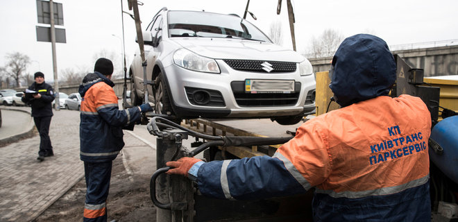 В Киеве ежедневно эвакуируют около 300 автомобилей за неправильную парковку - Фото