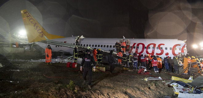 В Турции самолет выкатился за полосу и разбился: видео, фото - Фото