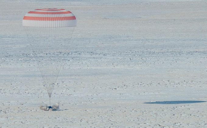 На Землю вернулась мировая рекордсменка из NASA: фото и видео