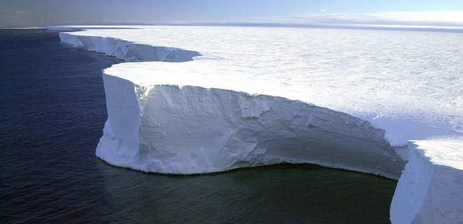 Самый большой в мире айсберг движется в сторону открытого океана - Фото