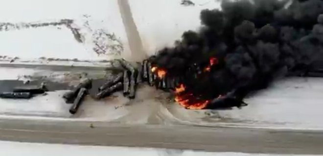 Перевозивший нефть поезд взорвался в Канаде: видео - Фото