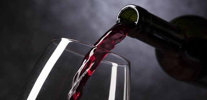 Во Франции воры украли вино на 350 000 евро. Они бросались им в полицию во время погони - Фото